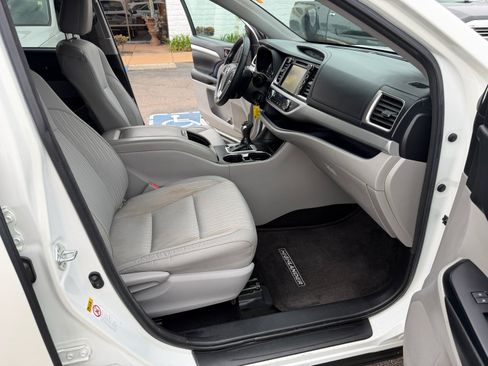 Used 2017 Toyota Highlander Plus w/ Carpet Mat Package FWD image 19