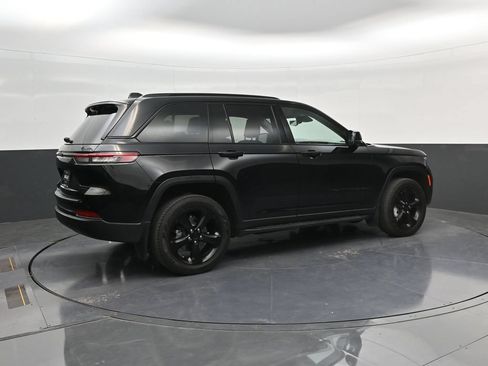 Used 2023 Jeep Grand Cherokee Limited w/ Luxury Tech Group II AWD/4WD image 8