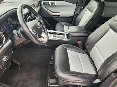 Used 2022 Ford Explorer XLT w/ Equipment Group 202A image 13