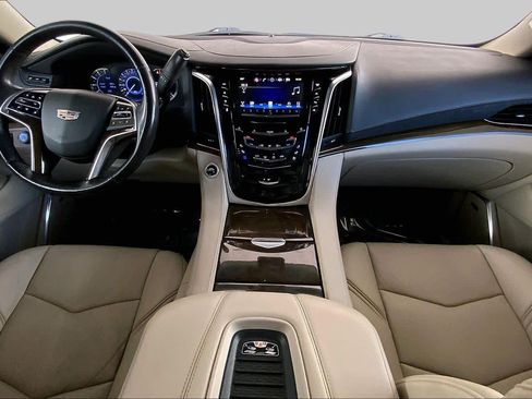 Used 2018 Cadillac Escalade Luxury AWD/4WD image 16