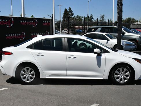 Used 2025 Toyota Corolla LE FWD image 9
