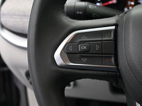 Used 2024 Jeep Compass Latitude image 30