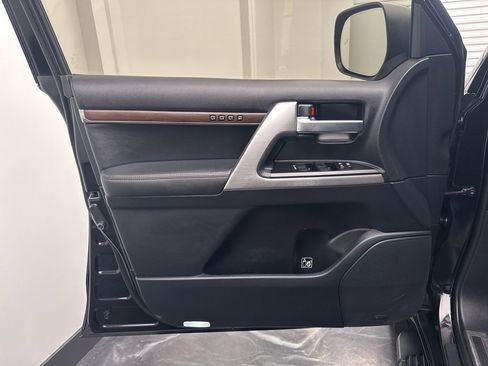 Used 2016 Toyota Land Cruiser image 18