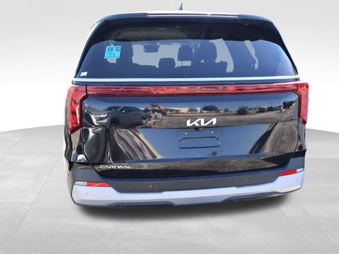 Used 2025 Kia Carnival FWD image 19