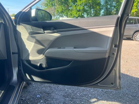 Used 2017 Hyundai Elantra SE FWD image 14