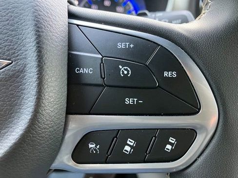 Used 2024 Chrysler Pacifica Touring-L image 6