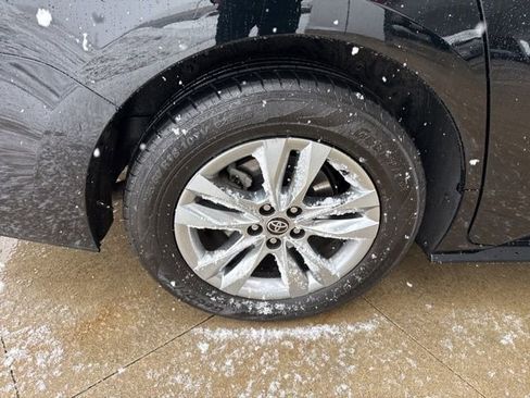 Used 2022 Toyota Sienna Limited image 9