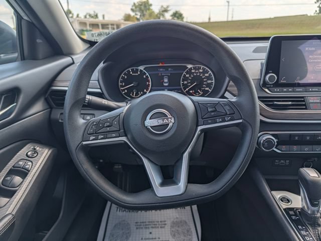 Used 2025 Nissan Altima 2.5 SV FWD image 14