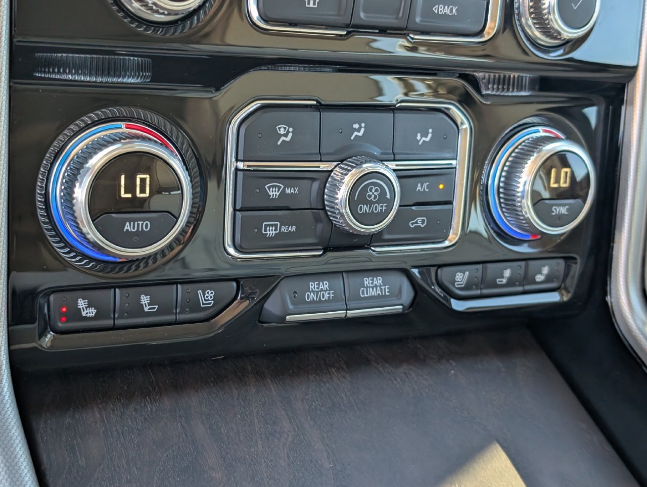 Used 2024 GMC Yukon Denali RWD image 16