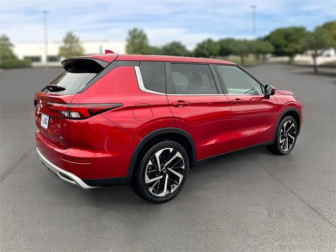 Used 2023 Mitsubishi Outlander SE image 6