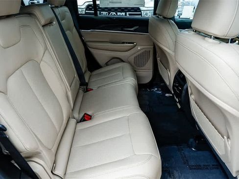 New 2025 Jeep Grand Cherokee Limited w/ Luxury Tech Group II image 18