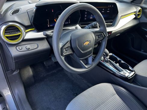 Used 2025 Chevrolet Trax LT image 15