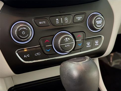 Used 2021 Jeep Cherokee Latitude Lux w/ Sun & Sound Group FWD image 17