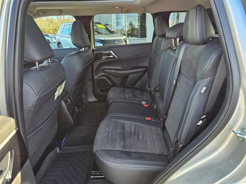 Used 2023 Mitsubishi Outlander SE image 13