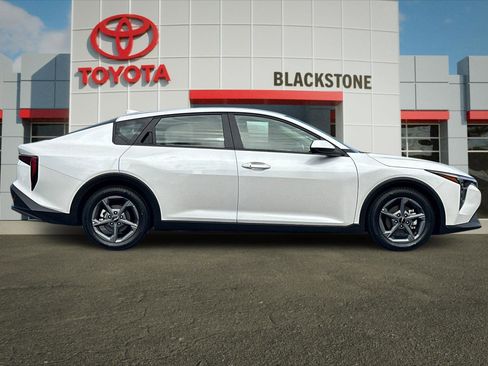 Used 2025 Kia K4 FWD image 2