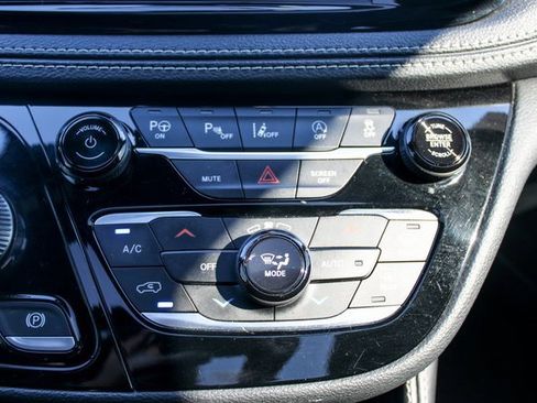 Used 2023 Chrysler Pacifica Limited w/ S Appearance Package image 23