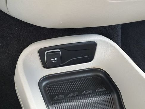 Used 2023 Chrysler Pacifica Touring-L FWD image 23