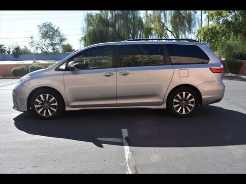 Used 2018 Toyota Sienna Limited Premium w/ Preferred Accessory Package FWD image 4