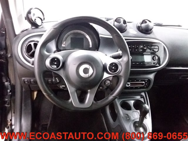 Used 2016 smart fortwo passion RWD image 11
