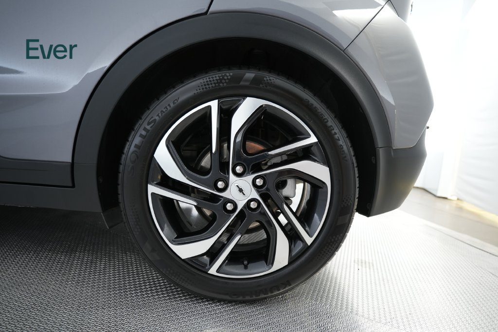Used 2022 Chevrolet Bolt LT w/ Infotainment Package FWD image 21