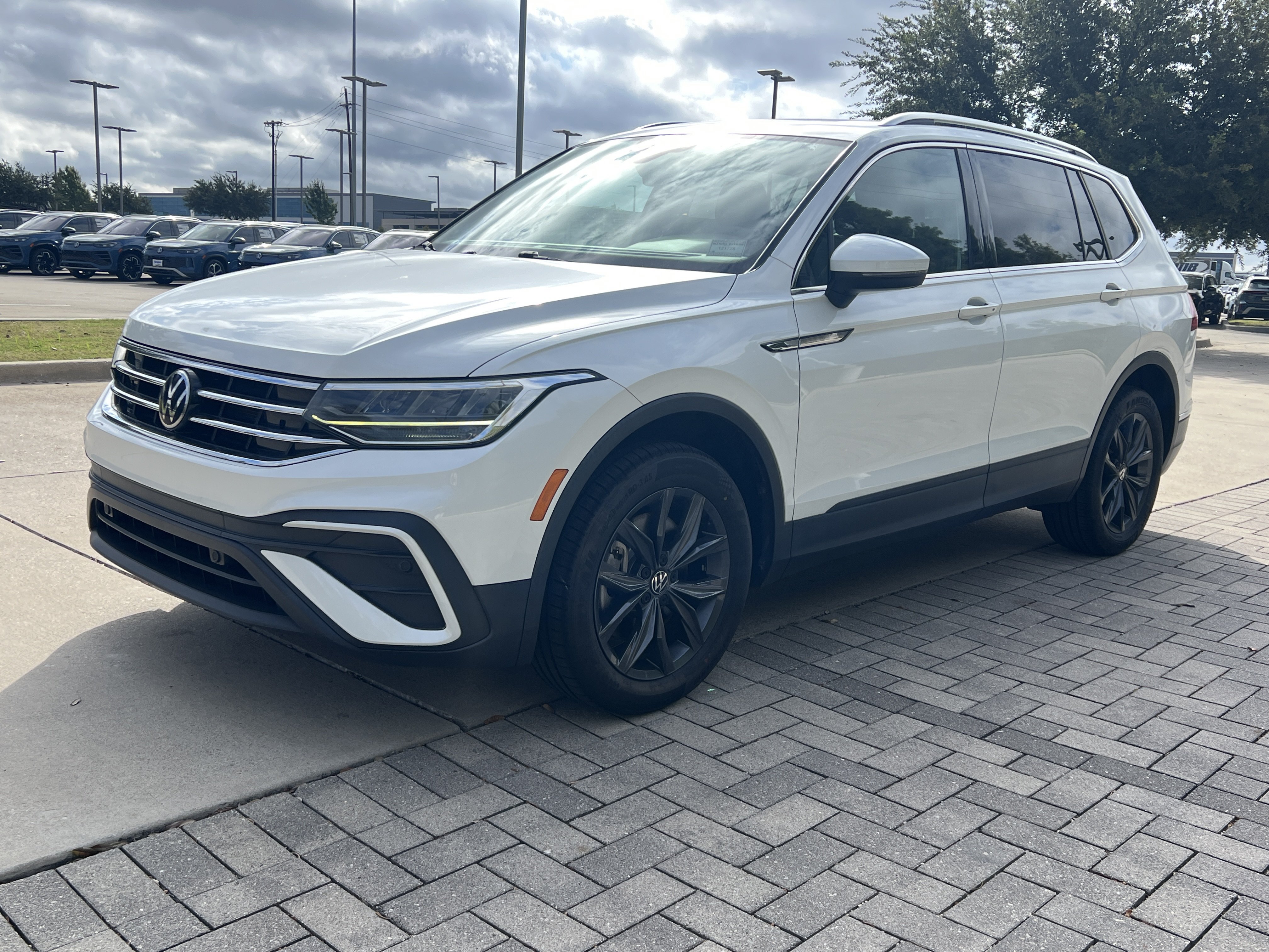 Used 2023 Volkswagen Tiguan SE w/ Panoramic Sunroof Package FWD image 4