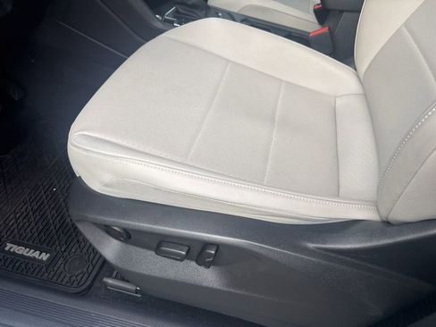 Used 2020 Volkswagen Tiguan SE image 9