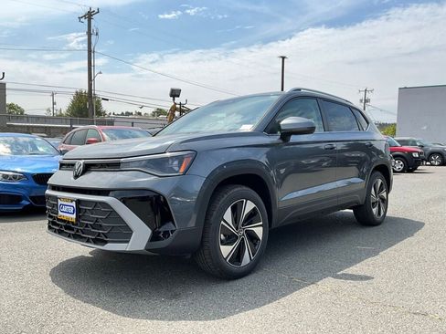 New 2025 Volkswagen Taos SE image 3