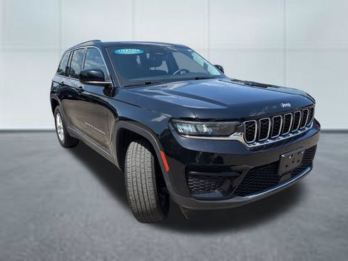 Used 2023 Jeep Grand Cherokee Laredo AWD/4WD image 5