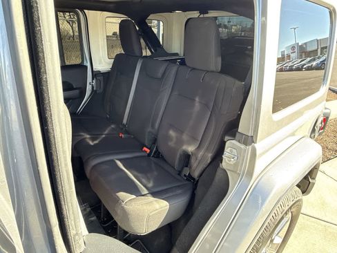 Used 2018 Jeep Wrangler Unlimited Sahara image 12