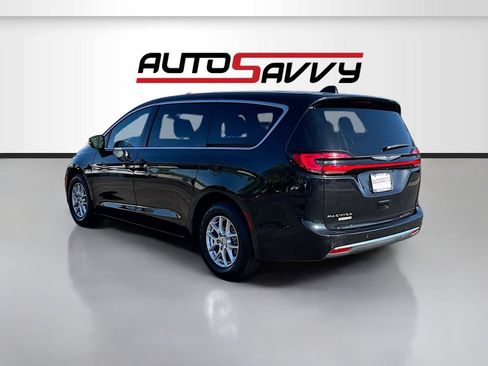 Used 2023 Chrysler Pacifica Touring FWD image 5
