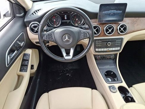 Used 2019 Mercedes-Benz GLA 250 4MATIC w/ Premium Package image 12