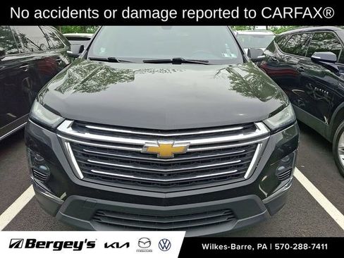 Used 2022 Chevrolet Traverse LT w/ LT Premium Package AWD/4WD image 2