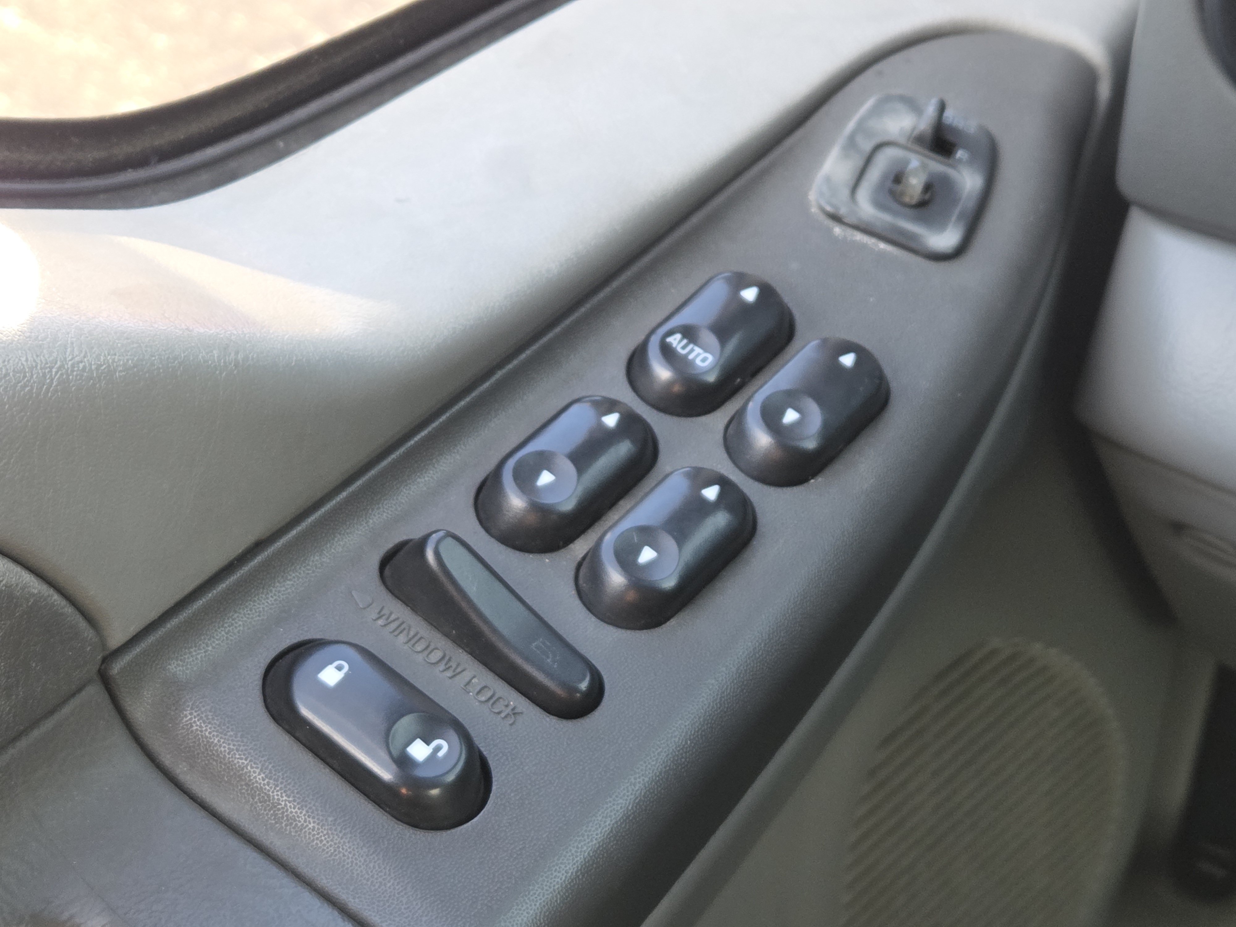 Used 2004 Ford Excursion XLT AWD/4WD image 17