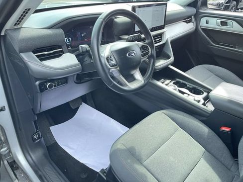 Used 2025 Ford Explorer Active AWD/4WD image 10