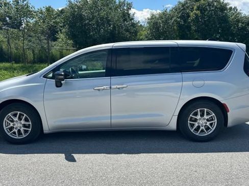 Used 2024 Chrysler Pacifica Touring-L FWD image 6