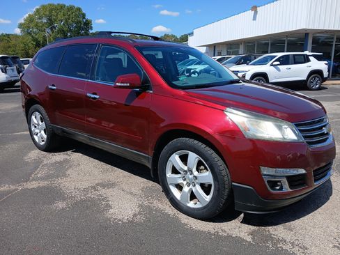Used 2017 Chevrolet Traverse LT w/ Traveler's Package FWD image 7
