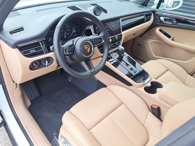 Used 2026 Porsche Macan AWD/4WD image 4