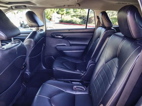 Certified 2023 Toyota Highlander XLE image 21