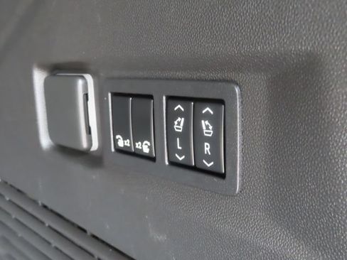 Used 2022 Chevrolet Tahoe RST w/ Luxury Package AWD/4WD image 32