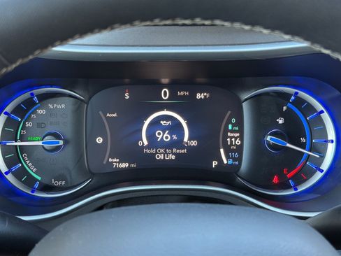 Used 2023 Chrysler Pacifica Touring-L FWD image 22