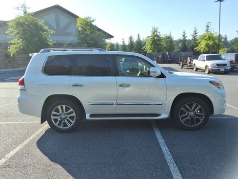 Used 2013 Lexus LX 570 4WD w/ Luxury Pkg image 4