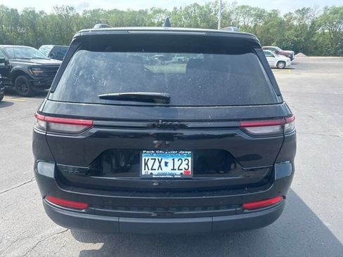Used 2023 Jeep Grand Cherokee Altitude AWD/4WD image 8