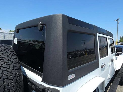 Used 2018 Jeep Wrangler Unlimited Rubicon w/ Connectivity Group AWD/4WD image 17