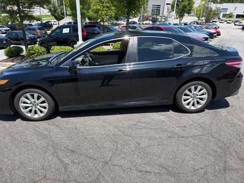 Used 2018 Toyota Camry LE FWD image 8