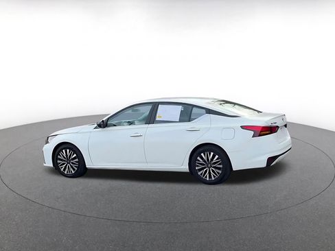 Used 2025 Nissan Altima 2.5 SV image 9