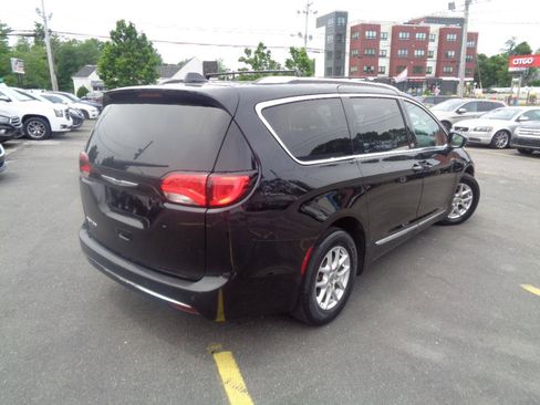 Used 2020 Chrysler Pacifica Touring-L FWD image 4