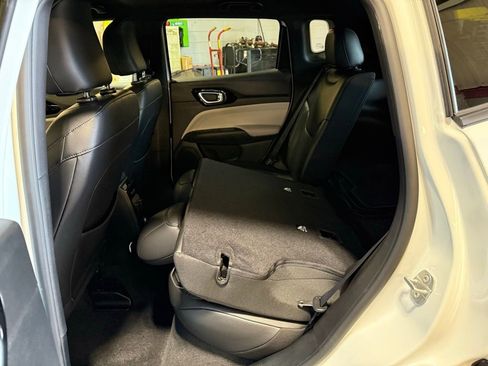 Used 2025 Jeep Compass Limited image 26