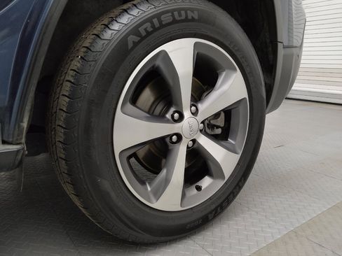 Used 2021 Jeep Cherokee Limited image 31