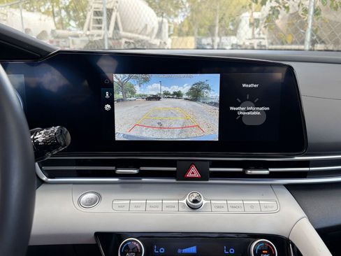 Used 2025 Hyundai Elantra Limited image 21