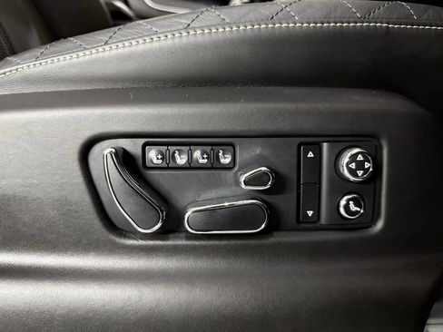 Used 2017 Bentley Bentayga AWD/4WD image 29